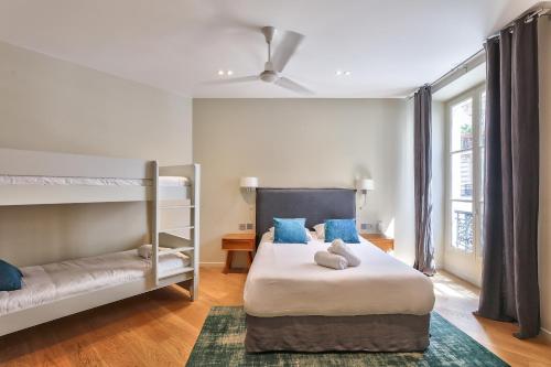 Katil dua tingkat atau katil-katil dua tingkat dalam bilik di 71 - Amazing Apartment in Le Marais