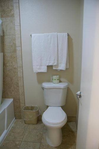 Ένα μπάνιο στο Queens Inn Anaheim