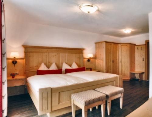 1 dormitorio con 1 cama grande y armarios de madera en Ferienhaus Klocker en Ried im Zillertal