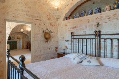 เตียงในห้องที่ Stile e relax nei trulli by Wonderful Italy