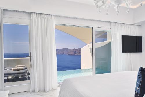 Postel nebo postele na pokoji v ubytování Canaves Oia Suites - Small Luxury Hotels of the World
