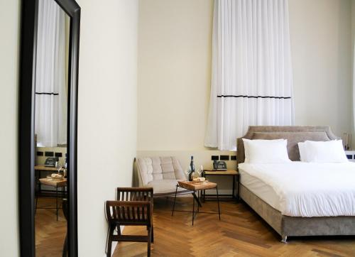 Postel nebo postele na pokoji v ubytování Jaffo Tel-Aviv King Gallery Boutique Hotel