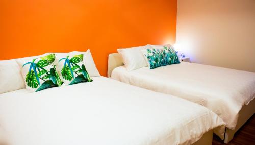 Giường trong phòng chung tại TROPICAL LIVINGS MERU IPOH HOMESTAY by Grab A Stay