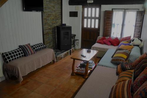 ein Wohnzimmer mit 2 Sofas und einem Tisch in der Unterkunft La Terraza de Onís in Bobia de Arriba