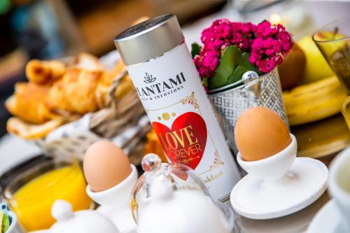 ベルヴィルにあるLa Ferme de L'Oudon & SPAの卵と牛乳のボトルが置かれたテーブル