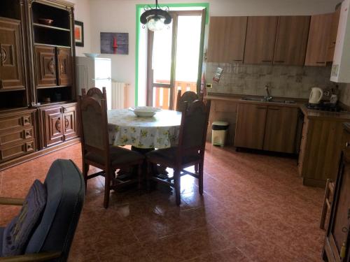 cocina con mesa y sillas en Acero Rosso en San Colombano
