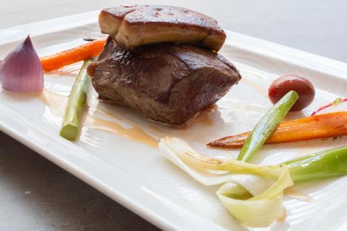Makanan di atau berdekatan hotel