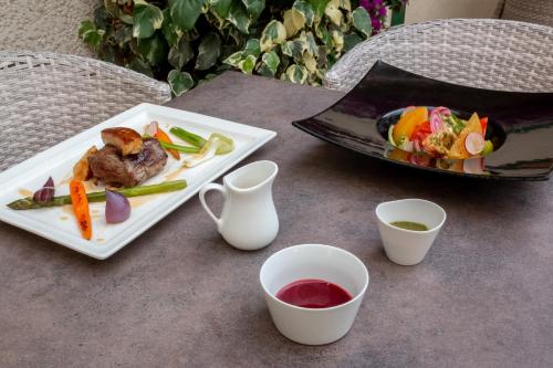 Makanan di atau berdekatan hotel
