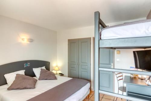 Säng eller sängar i ett rum på Logis Hôtel Les II Mas - Perpignan Sud