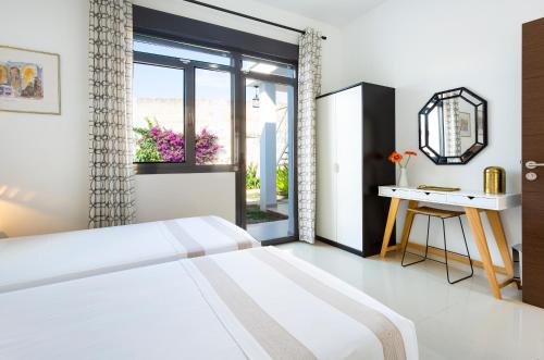 um quarto com uma cama, uma secretária e uma janela em Casa en Son Espanyolet em Palma de Maiorca