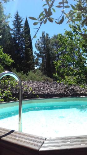 - une grande piscine avec un robinet dans l'établissement Les Chardons Bleus, à Lorgues