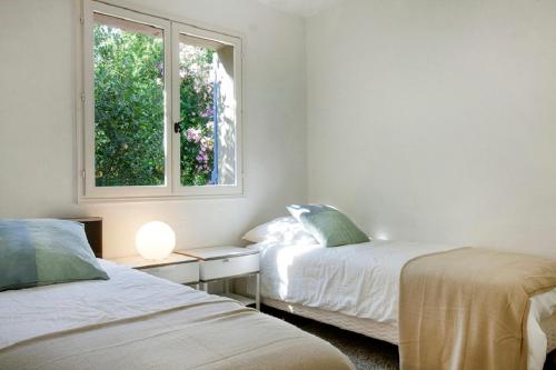 En eller flere senge i et værelse på Villa provençale avec piscine-56