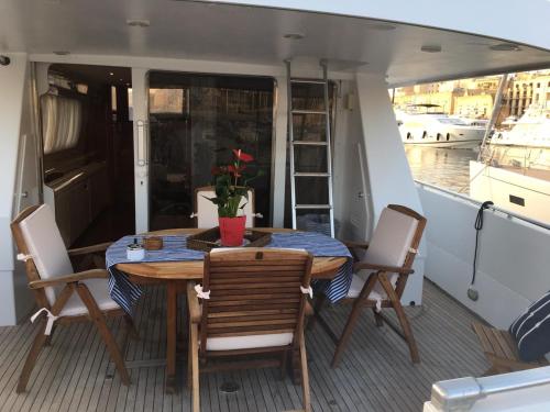 Μπαλκόνι ή βεράντα στο Sea BaronIV "BedsonBoat"