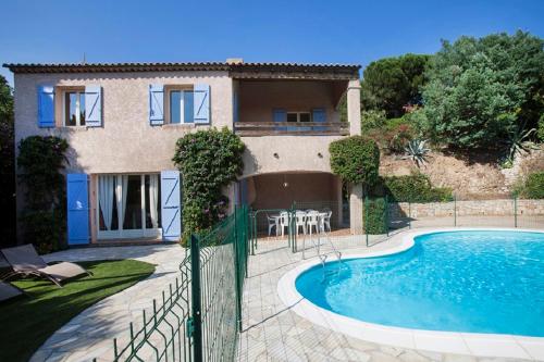 une villa avec piscine devant une maison dans l'établissement Villa provençale avec piscine-56, à La Garonnette-Plage
