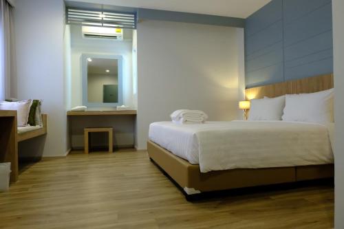 Postel nebo postele na pokoji v ubytování P21 Chiangmai Hotel
