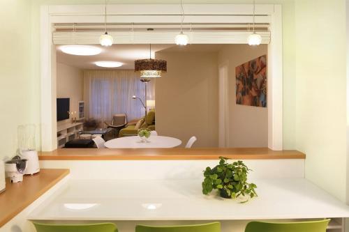 uma sala de estar com um sofá e uma mesa com uma planta em Apartamento Ravachol Pontevedra ciudad em Pontevedra