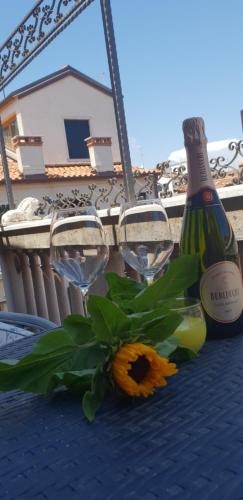 una mesa con copas de vino y un girasol en ella en Casa Patricia en Venecia