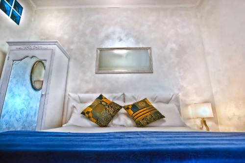 Una cama o camas en una habitación de Atlantis Inn Castelgandolfo