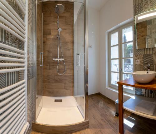 y baño con ducha con cabina de ducha de cristal. en Le 25, appartement moderne au cœur de Saint-Emilion, en Saint-Émilion