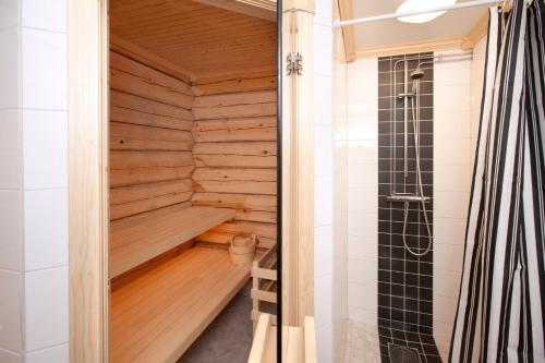 a wooden sauna with a shower in a bathroom at Timmervillan in Funäsdalen