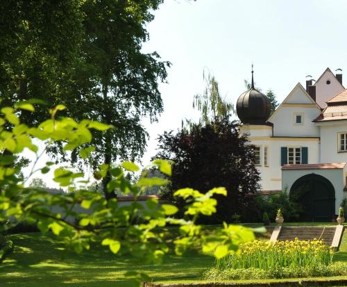 ein Haus mit einer Kuppel darüber in der Unterkunft SCHLOSS OTTING in Otting