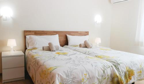 マルベーリャにあるMediterranean Luxury Sunsetのベッドルーム1室(白いシーツとランプ2つ付)