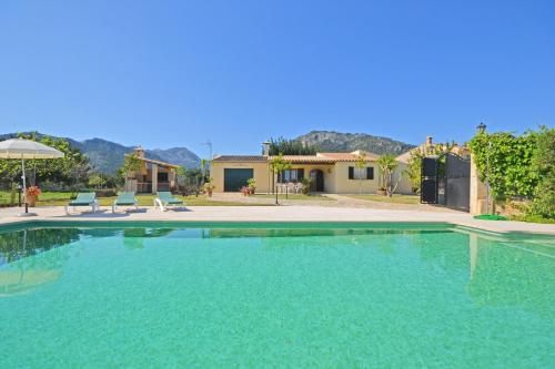 Piscina de la sau aproape de Villa Tabou