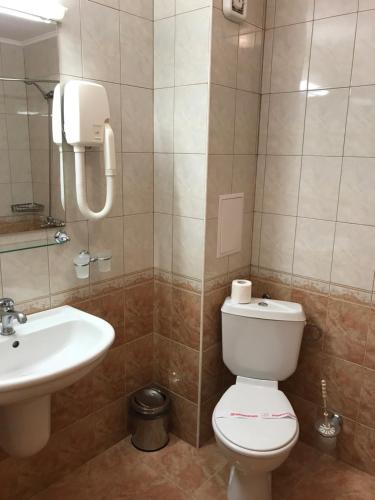łazienka z toaletą i umywalką w obiekcie Oleander House and Tennis Club w Słonecznym Brzegu