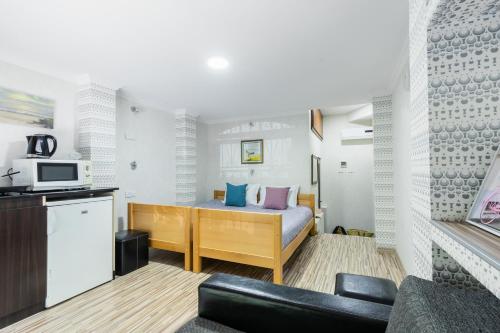 Cette petite chambre comprend un lit et une cuisine. dans l'établissement HB apartments Akhvelediani II, à Tbilissi