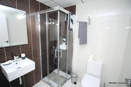 een badkamer met een douche, een wastafel en een toilet bij Alegria1 in Torrevieja