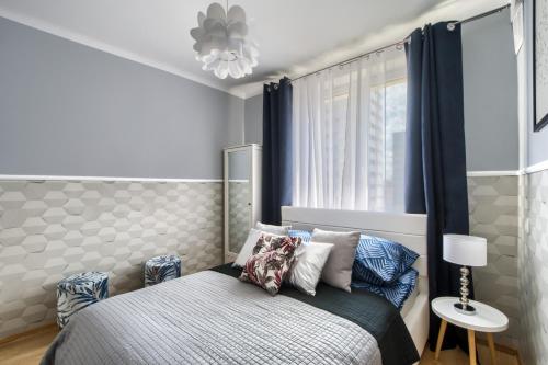 Ένα ή περισσότερα κρεβάτια σε δωμάτιο στο ClickTheFlat Palace of Culture View - Apart Rooms