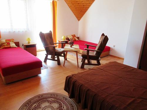 una camera con letto, tavolo e sedie di 2+2 fős apartman Badacsonytomaj központjában a Badacsonytomaj