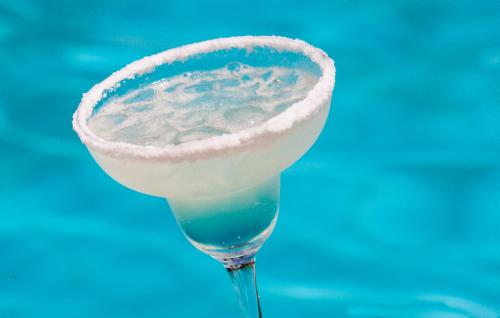 a drink with a lemon slice in a martini glass at Del Mar Hotel in Aracaju