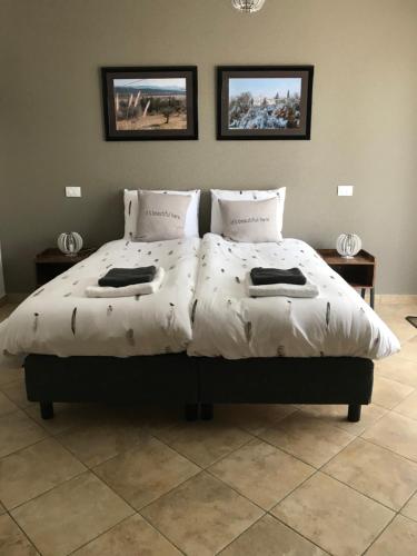Un pat sau paturi într-o cameră la Villa Roccaccia