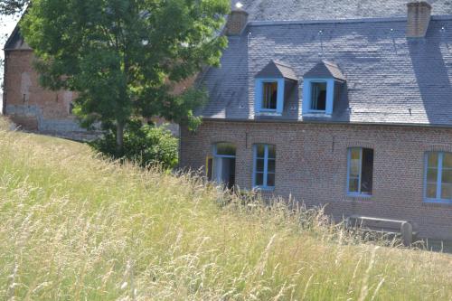 a building on top of a hill with tall grass at Auberge de jeunesse-La Hulotte in Montreuil-sur-Mer
