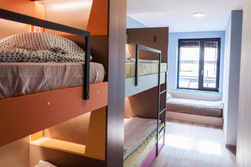 Krevet ili kreveti na kat u jedinici u objektu Ura Hostel