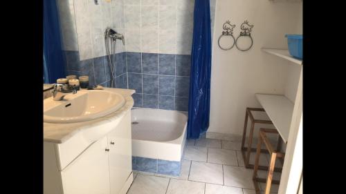 une salle de bain avec un lavabo, une douche et une baignoire dans l'établissement Studio « Les pieds dans l’eau », à Martigues