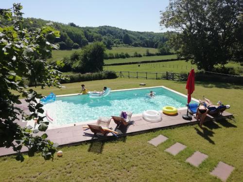 eine Gruppe von Personen, die in einem Pool sitzen in der Unterkunft La Haute Forge B&B in Thoiré-sur-Dinan