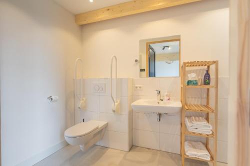 een badkamer met een wastafel en een spiegel bij De Groene Bollenschuur in Hillegom
