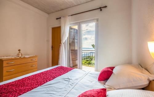 1 dormitorio con cama y ventana grande en Holiday Home Nada en Tučepi