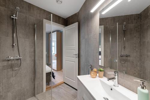 Bilik mandi di Barfot Apartments