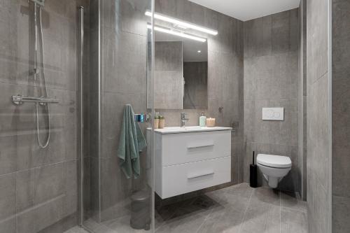 Bilik mandi di Barfot Apartments