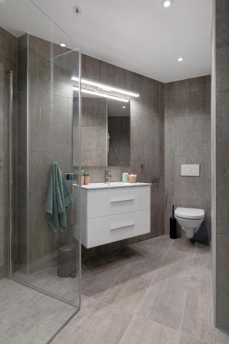 Bilik mandi di Barfot Apartments