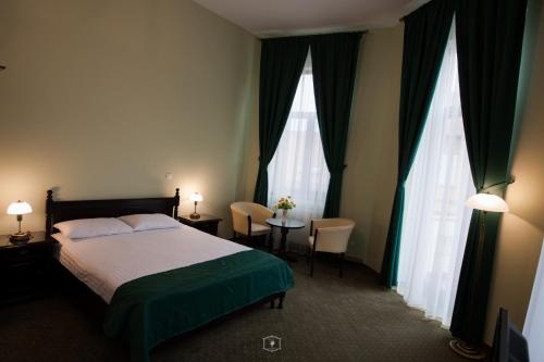 Un pat sau paturi într-o cameră la HOTEL CENTRAL CAREI