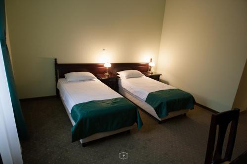 En eller flere senge i et værelse på HOTEL CENTRAL CAREI