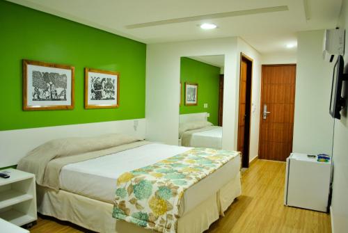 En eller flere senge i et værelse på Porto da Serra Hotel