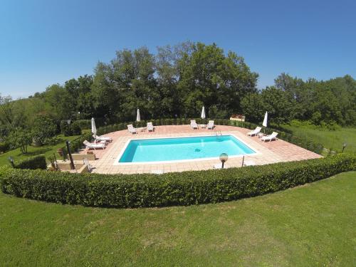 einen Blick über den Pool im Garten in der Unterkunft Casa Vacanze Patrizia in Montefiore dellʼAso