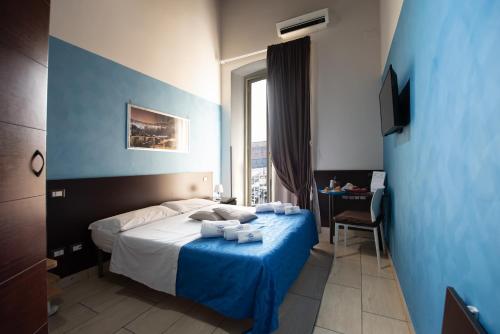 ein Hotelzimmer mit einem Bett und einem Fenster in der Unterkunft Napolì B&B in Neapel