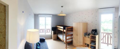Zimmer mit einem Regal und einem Fenster in der Unterkunft Studio~ Les pieds dans l'eau 2~ in Donville-les-Bains