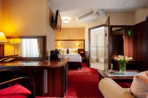 Ένα ή περισσότερα κρεβάτια σε δωμάτιο στο Hotel Wielopole